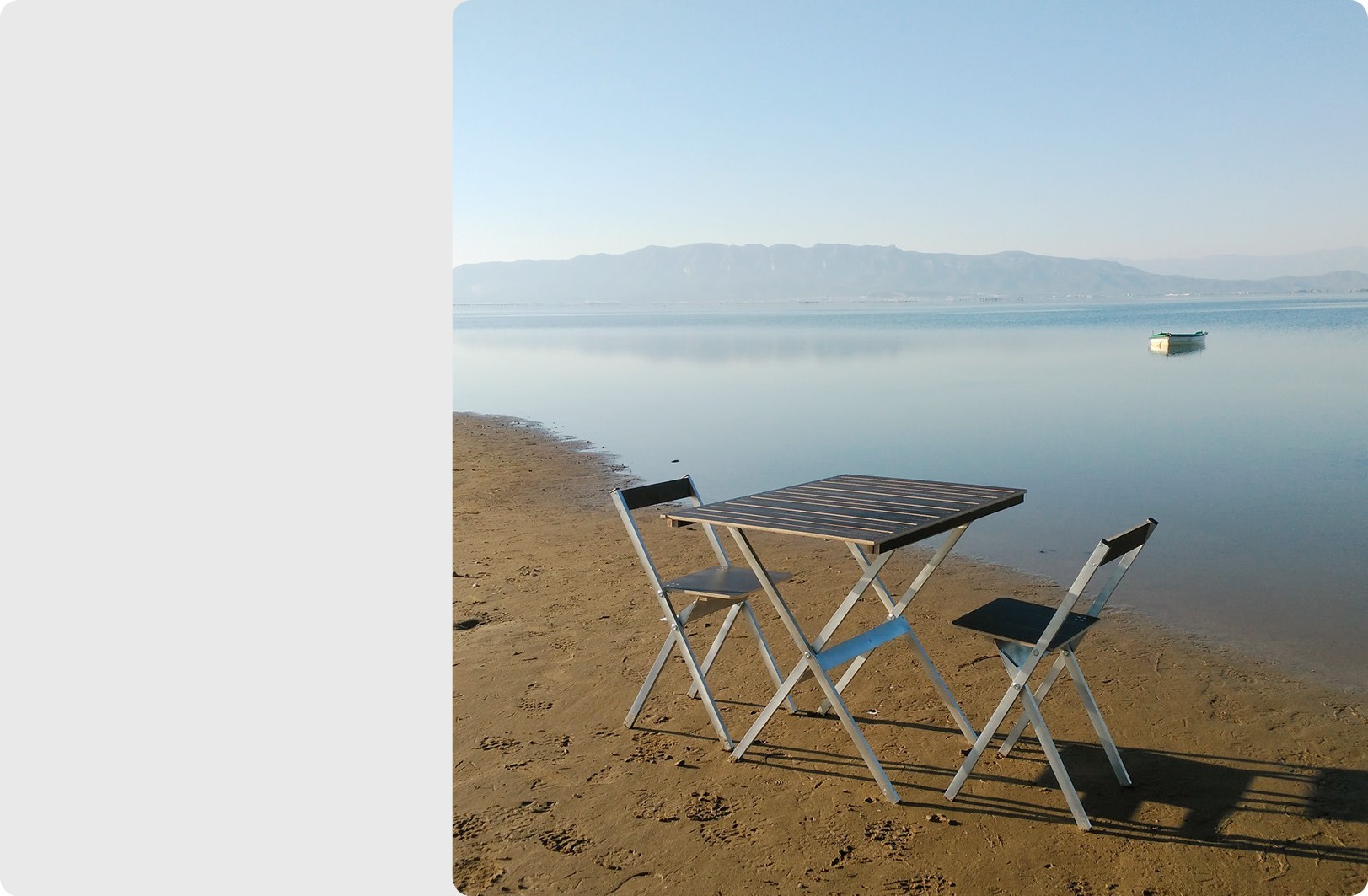 Avec "LikeCamper" le camping est facile. Accessoires disponibles:  une table et deux chaises.